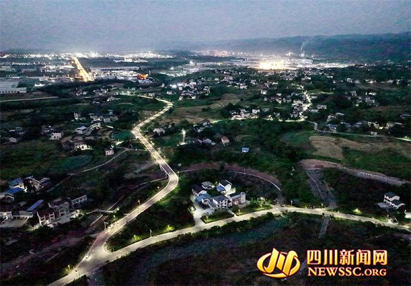 四川广安：山村夜明珠 照亮回家路（组图）