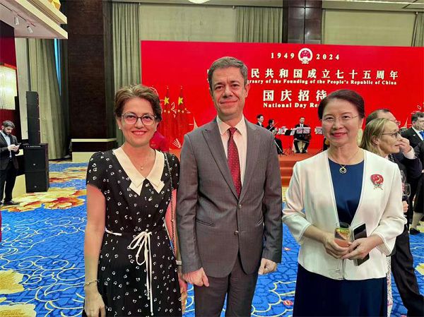 爱迪眼科第10次受邀出席四川省政府国庆招待会